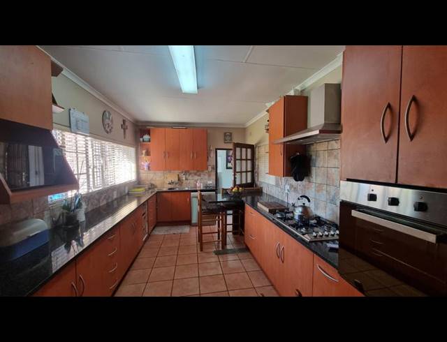 3 BEDROOM HOUSE FOR SALE IN VANDERBIJLPARK SE 3